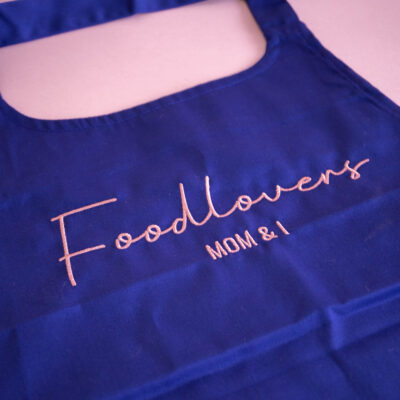 Aardbei rode keukenschort met borduring