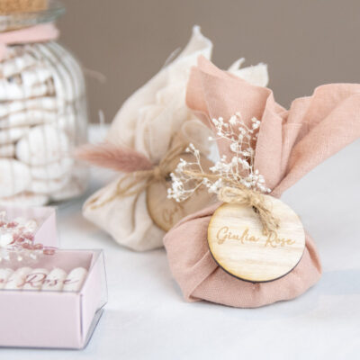 Donker houten label gegraveerd - eigen lettertype