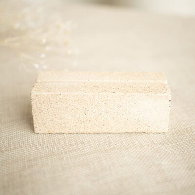 Kaarthouder gladde beton - balkje - beige marmer