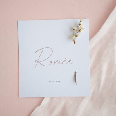 Geboortekaartje Romée - met boorgaten voor echte droogbloemen Geboortekaartje Romée - met boorgaten voor echte droogbloemen